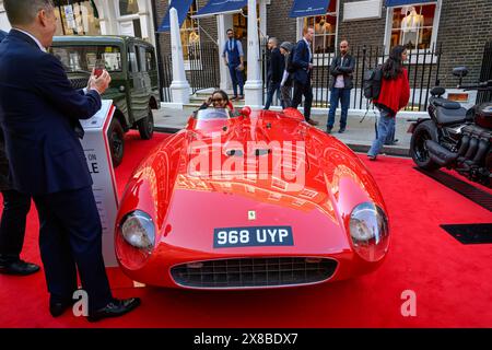 Londres, Royaume-Uni, le 23 mai 2024, le concours sur Savile Row a eu lieu du 22 au 23 mai 2024 C'est là que les voitures rencontrent les costumes. Une collaboration entre les tailleurs et le monde automobile pour célébrer l'artisanat et l'art du Bespoke., Andrew Lalchan Photography/Alamy Live News Banque D'Images