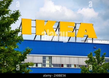 Gersthofen, Bavière, Allemagne - 23 mai 2024 : logo et publicité extérieure du magasin de meubles suédois IKEA *** logo und Außenwerbung vom schwedischen Möbelhaus IKEA Banque D'Images