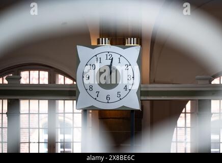 Berlin, Allemagne. 24 mai 2024. Une nouvelle horloge de cour est suspendue dans le hall d'entrée de la cour à Littenstraße. La nouvelle horloge succède à une horloge de cour historique détruite pendant la seconde Guerre mondiale. Crédit : Monika Skolimowska/dpa/Alamy Live News Banque D'Images