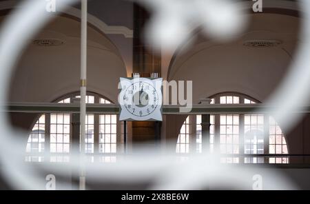 Berlin, Allemagne. 24 mai 2024. Une nouvelle horloge de cour est suspendue dans le hall d'entrée de la cour à Littenstraße. La nouvelle horloge succède à une horloge de cour historique détruite pendant la seconde Guerre mondiale. Crédit : Monika Skolimowska/dpa/Alamy Live News Banque D'Images