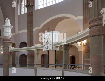 Berlin, Allemagne. 24 mai 2024. Une nouvelle horloge de cour est suspendue dans le hall d'entrée de la cour à Littenstraße. La nouvelle horloge succède à une horloge de cour historique détruite pendant la seconde Guerre mondiale. Crédit : Monika Skolimowska/dpa/Alamy Live News Banque D'Images