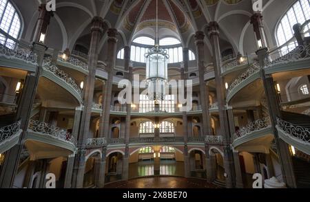 Berlin, Allemagne. 24 mai 2024. Vue du hall d'entrée de la cour de Littenstraße, où une nouvelle horloge a été installée. La nouvelle horloge succède à une horloge de cour historique détruite pendant la seconde Guerre mondiale. Crédit : Monika Skolimowska/dpa/Alamy Live News Banque D'Images