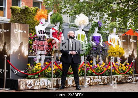 USAGE ÉDITORIAL EXCLUSIF Marcin Braun au Girls Aloud Tribute Garden exposé au Manchester Flower Festival, un événement gratuit organisé par le Manchester City Centre Business Improvement District, qui se tiendra d'aujourd'hui jusqu'au lundi 27 mai. Date de la photo : vendredi 24 mai 2024. Banque D'Images