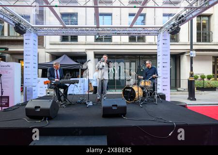 Londres, Royaume-Uni, le 23 mai 2024, le concours sur Savile Row a eu lieu du 22 au 23 mai 2024 C'est là que les voitures rencontrent les costumes. Une collaboration entre les tailleurs et le monde automobile pour célébrer l'artisanat et l'art du Bespoke., Andrew Lalchan Photography/Alamy Live News Banque D'Images