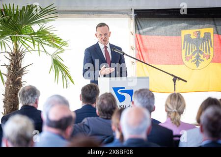 Vechelde, Allemagne. 24 mai 2024. Volker Wissing (FDP), ministre fédéral des Transports et des Affaires numériques, intervient lors de la cérémonie d’inauguration de l’extension du canal secondaire à Salzgitter à l’écluse de Wedtlenstedt. Le canal secondaire de Salzgitter est relié à la région de la Ruhr et aux ports d'outre-mer par le canal Mittelland. Crédit : Moritz Frankenberg/dpa/Alamy Live News Banque D'Images