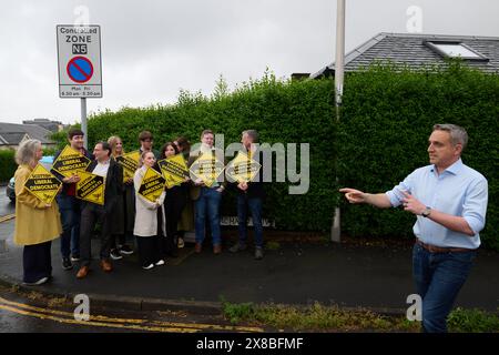 Édimbourg Écosse, Royaume-Uni 24 mai 2024. Alex Cole-Hamilton, leader libéral démocrate écossais, rejoint les militants sur la piste des élections générales. crédit sst/alamy live news Banque D'Images