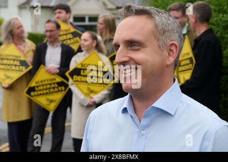 Édimbourg Écosse, Royaume-Uni 24 mai 2024. Alex Cole-Hamilton, leader libéral démocrate écossais, rejoint les militants sur la piste des élections générales. crédit sst/alamy live news Banque D'Images