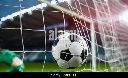 Championnat de football : la balle frappe le Net. Le gardien de but saute et ne parvient pas à protéger les objectifs, les scores de compétition Goal. Sport Channel Broadcast TV. Montage cinématographique élégant d'un tournoi international. Banque D'Images