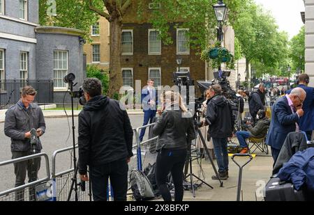 Ben Thompson (présentateur de nouvelles de la BBC) et d'autres présentants de Downing Street le lendemain de l'annonce d'une élection générale - 23 mai 2024. Banque D'Images