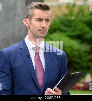 Ben Thompson (présentateur de BBC News) présente depuis Downing Street le lendemain de l'annonce d'une élection générale - le 23 mai 2024. Banque D'Images