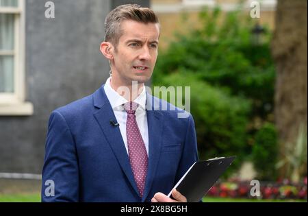 Ben Thompson (présentateur de BBC News) présente depuis Downing Street le lendemain de l'annonce d'une élection générale - le 23 mai 2024. Banque D'Images