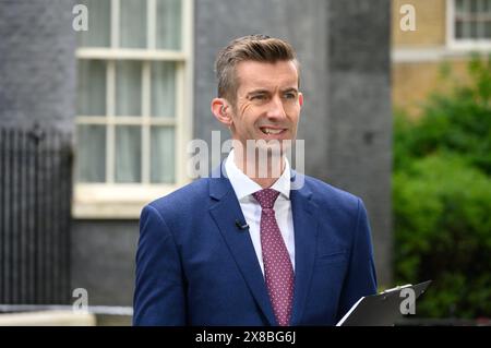 Ben Thompson (présentateur de BBC News) présente depuis Downing Street le lendemain de l'annonce d'une élection générale - le 23 mai 2024. Banque D'Images