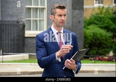 Ben Thompson (présentateur de BBC News) présente depuis Downing Street le lendemain de l'annonce d'une élection générale - le 23 mai 2024. Banque D'Images