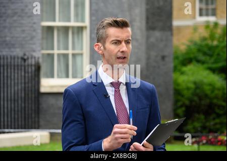 Ben Thompson (présentateur de BBC News) présente depuis Downing Street le lendemain de l'annonce d'une élection générale - le 23 mai 2024. Banque D'Images