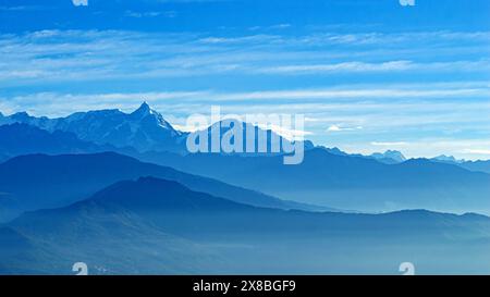Vue de la chaîne de montagnes de l'Himalaya, Sailung, Népal. Banque D'Images