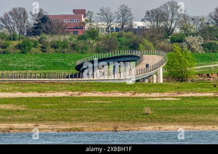 Nimègue, pays-Bas, 31 mars 2024 : vue de la ville vers les plaines inondables de l'autre côté de la rivière Waal, avec le Zaligebrug (Blissf Banque D'Images