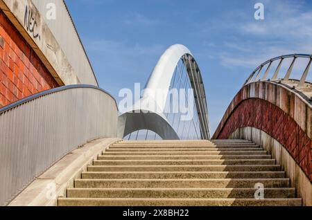 Nimègue, pays-Bas, le 31 mars 2024 : vue depuis un escalier piétonnier menant au pont de Oversteek (le Crossing), en direction des ponts Banque D'Images