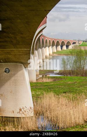 Nimègue, pays-Bas, 31 mars 2024 : vue le long des arches du pont de Oversteek (le Crossing) au-dessus des plaines inondables et du canal latéral de la R. Banque D'Images