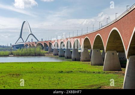 Nimègue, pays-Bas, 31 mars 2024 : arches en béton remplies de motifs en briques ainsi qu’une arche en acier au pont de Oversteek (The Crossing) Banque D'Images