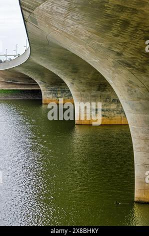 Nimègue, pays-Bas, le 31 mars 2024 : surfaces en béton à double courbure soutenant le pont Waal prolongé à travers le nouveau canal latéral de la rivière Banque D'Images