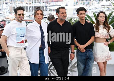 Cannes, France. 24 mai 2024. Francois civil, Adele Exarchopoulos, Gilles Lellouche, Malik Frikah et Mallory Wanecque présents au Photocall Beating Hearts, au Palais de Festival, dans le cadre de la 77ème édition du Festival de Cannes. Crédit : Doug Peters/EMPICS/Alamy Live News Banque D'Images