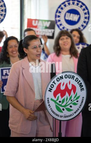 Tiffany Caban, membre du conseil municipal de New York, et Alexandria Ocasio-Cortez, représentante des États-Unis, se joignent à un groupe d’élus dans le Bronx, NY le 20 mai 2024 pour le « Not on Our sange! » projet de loi d'état, pour une annonce concernant le relance et l'élargissement du projet de loi. La loi de la première nation rendrait illégal pour les organismes de bienfaisance enregistrés dans l'État de New York de financer des violations du droit international en Israël. Bronx, NY 20 mai 2024. (Photo de Steve Sanchez/Sipa USA). Banque D'Images