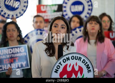 La Représentante américaine Alexandria Ocasio-Cortez rejoint un groupe d’élus dans le Bronx, NY 20 mai 2024 pour le “Not on Our sme!” projet de loi d'état, pour une annonce concernant le relance et l'élargissement du projet de loi. La loi de la première nation rendrait illégal pour les organismes de bienfaisance enregistrés dans l'État de New York de financer des violations du droit international en Israël. Bronx, NY 20 mai 2024. (Photo de Steve Sanchez/Sipa USA). Banque D'Images