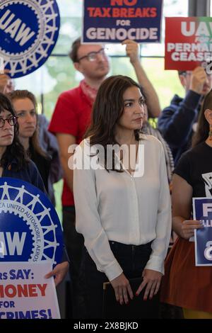 La Représentante américaine Alexandria Ocasio-Cortez rejoint un groupe d’élus dans le Bronx, NY 20 mai 2024 pour le “Not on Our sme!” projet de loi d'état, pour une annonce concernant le relance et l'élargissement du projet de loi. La loi de la première nation rendrait illégal pour les organismes de bienfaisance enregistrés dans l'État de New York de financer des violations du droit international en Israël. Bronx, NY 20 mai 2024. (Photo de Steve Sanchez/Sipa USA). Banque D'Images