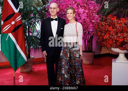 Adam Silver, commissaire de la National Basketball Association (NBA) et Maggie grise sont vus dans la salle des libraires de la Maison Blanche à Washington DC, lors du dîner d'État pour la visite officielle du président kenyan William Ruto aux États-Unis le jeudi 23 mai 2024. Crédit : Aaron Schwartz/CNP/MediaPunch Banque D'Images