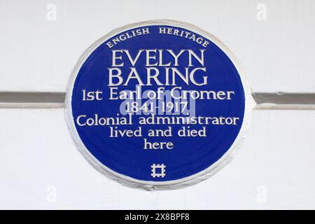 Londres, Royaume-Uni - 18 mars 2024 : une plaque bleue sur Wimpole Street à Londres, marquant l'endroit où l'administratrice coloniale Evelyn Baring a vécu et est morte. Banque D'Images