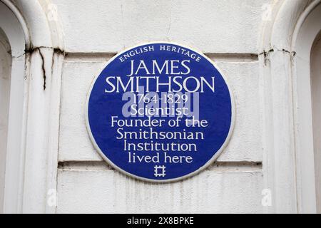 Londres, Royaume-Uni - 18 mars 2024 : une plaque bleue sur Bentinck Street à Londres, marquant où le scientifique et fondateur de la Smithsonian institution - James S. Banque D'Images