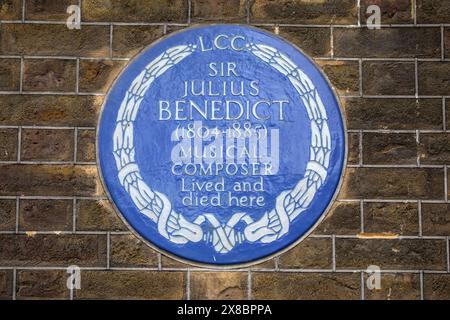 Londres, Royaume-Uni - 18 mars 2024 : une plaque bleue sur Manchester Square à Londres, marquant l'endroit où le compositeur musical Sir Julius Benedict a vécu et est mort. Banque D'Images