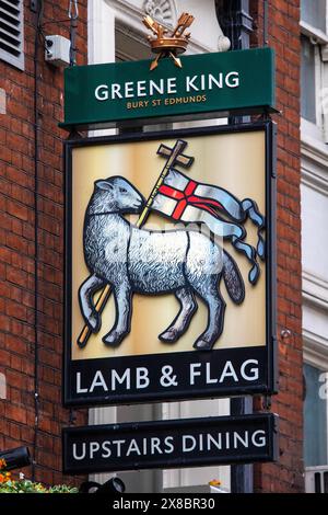 Londres, Royaume-Uni - 18 mars 2024 : le panneau suspendu traditionnel à l'extérieur du pub Lamb and Flag à la place Christopher à Londres, Royaume-Uni. Banque D'Images