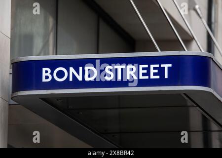 Londres, Royaume-Uni - 18 mars 2024 : un panneau à l'entrée de la station de métro Bond Street dans le centre de Londres, Royaume-Uni. Banque D'Images