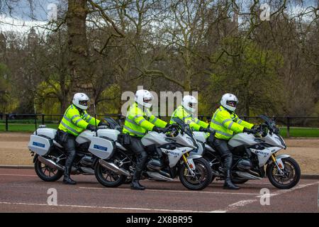 Londres, Royaume-Uni - 18 mars 2024 : motos de police sur le Mall à Londres, Royaume-Uni. Banque D'Images