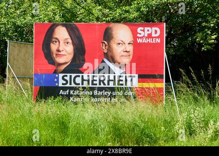 Gersthofen, Bavière, Allemagne - 23 mai 2024 : affiche électorale annonçant les élections européennes de 2024 à Gersthofen pour le SPD Parti social-démocrate d'Allemagne avec l'homme politique et chancelier fédéral Olaf Scholz et Katarina Barley *** Wahlplakat Werbung zur Europawahl 2024 in Gersthofen für die Partei SPD Sozialdemokratische Partei Deutschlands mit Politiker und Bundeskanzler Olaf Scholz und Katarina orge Banque D'Images