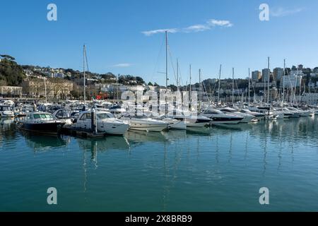 Bateaux amarrés dans le port de Torquay par une journée ensoleillée avec un ciel bleu clair. Banque D'Images