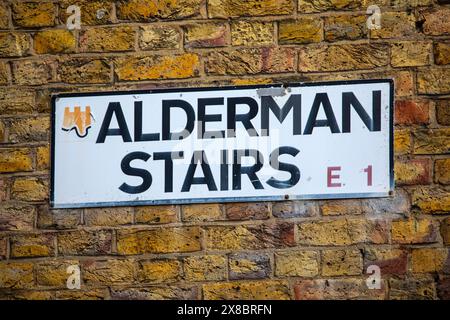 Gros plan d'un panneau de rue pour l'historique Alderman Stairs, situé sur le Thames Path à Londres, Royaume-Uni. Banque D'Images