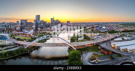 Horizon de Nashville, Tennessee, USA sur la rivière Cumberland à l'heure dorée. Banque D'Images