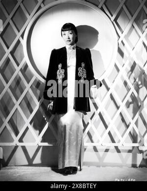ANNA MAY WONG 1938 portrait en pied en costume de dîner / robe conçu par EDITH CHEF DE publicité pour Paramount Pictures Banque D'Images
