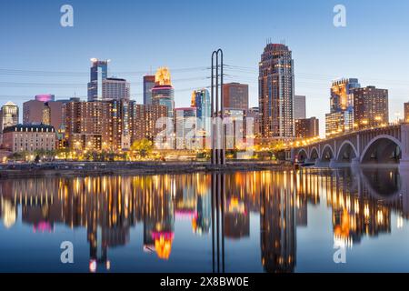 Minneapolis, Minnesota, États-Unis ville ville ville skyline sur le Mississippi au crépuscule. Banque D'Images