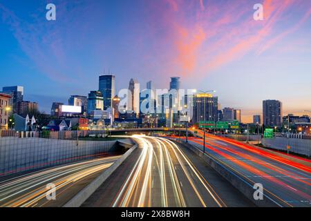 Minneapolis, Minnesota, États-Unis ville ville ligne d'horizon sur les autoroutes au crépuscule. Banque D'Images