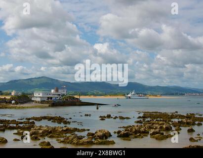 Navire-hôpital Juan de la Cosa quittant la baie pour un exercice de sauvetage au large de la playa de los bikinis passant Isla de la Torre Santander Cantabria Espagne Banque D'Images