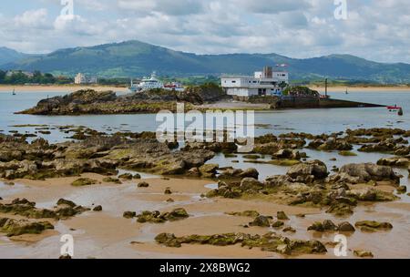 Navire-hôpital Juan de la Cosa quittant la baie pour un exercice de sauvetage au large de la playa de los bikinis passant Isla de la Torre Santander Cantabria Espagne Banque D'Images