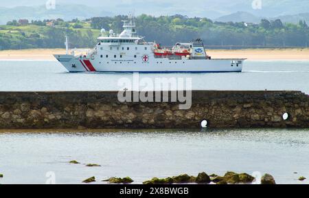 Navire-hôpital Juan de la Cosa passant le mur de pierre quittant la baie pour un exercice de sauvetage au large de la plage playa de los bikinis Santander Cantabria Espagne Banque D'Images