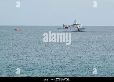 Navire-hôpital Juan de la Cosa en mer avec un bateau de garde-côtes orange se préparant à un exercice de pratique de sauvetage au large de la côte Santander Cantabrie Espagne Banque D'Images