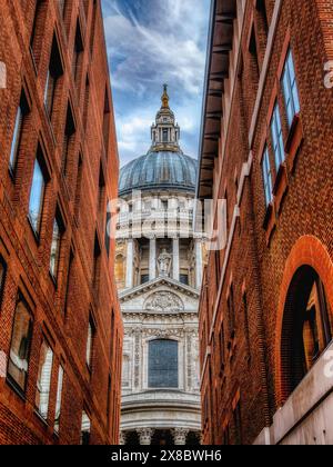 Cathédrale St Paul's Church of England vue à travers une ruelle étroite Banque D'Images