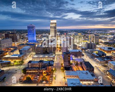 Omaha, Nebraska, États-Unis skyline du centre-ville d'en haut à l'aube. Banque D'Images