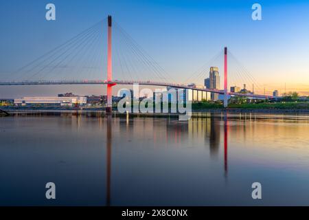 Omaha, Nebraska, USA Skyline sur le fleuve Missouri au crépuscule. Banque D'Images