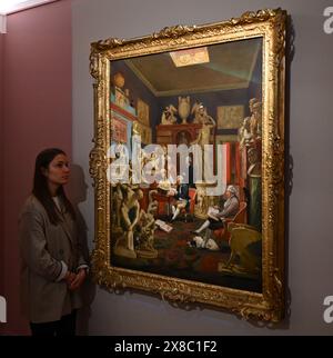 Johann Zoffany’s, Charles Townley and Friends in His Library at Park Street, Westminster est présenté chez Sotheby’s à Londres dans le cadre de « London : an Artistic Crossroads », une exposition d’un mois, gratuite et ouverte au public, organisée en partenariat avec 12 musées britanniques et Art UK. Cette œuvre historique dynamique est prêtée par la Towneley Hall Art Gallery and Museum de Burnley – siège ancestral de la figure principale de ce tableau, Charles Townley. Il sera visible au public chez Sotheby’s jusqu’au 5 juillet. Banque D'Images